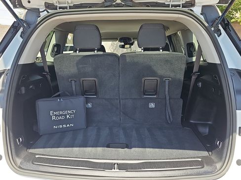 Used 2023 Jeep Grand Cherokee L Laredo image 12