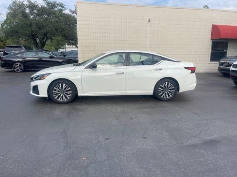 Used 2025 Nissan Altima 2.5 SV FWD image 2