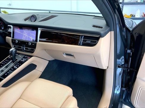 Certified 2024 Porsche Macan AWD/4WD image 22