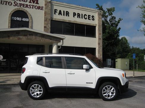 Used 2017 Jeep Renegade Latitude w/ Cold Weather Group AWD/4WD image 9