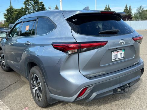 Used 2021 Toyota Highlander XLE AWD/4WD image 6