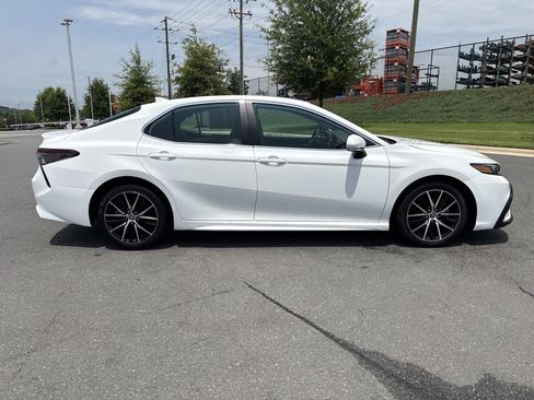 Used 2024 Toyota Camry SE FWD image 10