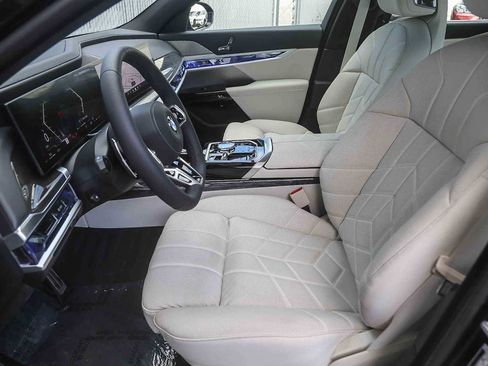 Used 2025 BMW 760i xDrive w/ Luxury Rear Seating Package image 14