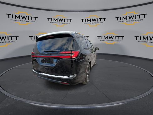 Used 2025 Chrysler Pacifica Limited image 8