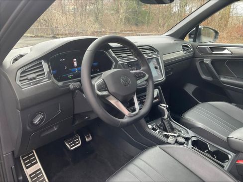 Used 2023 Volkswagen Tiguan SE R-Line image 8