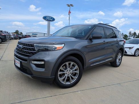 Used 2022 Ford Explorer XLT w/ Equipment Group 202A image 4