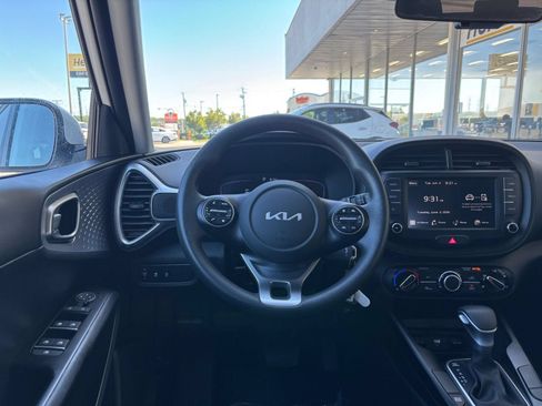 Used 2025 Kia Soul LX w/ LX Technology Package FWD image 32
