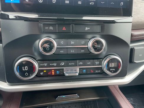 Used 2024 Ford Expedition Limited image 12