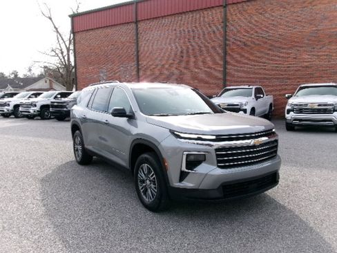 Used 2025 Chevrolet Traverse LT image 1