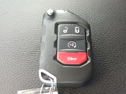 Used 2025 Jeep Wrangler Unlimited Sahara w/ Safety Group AWD/4WD image 32