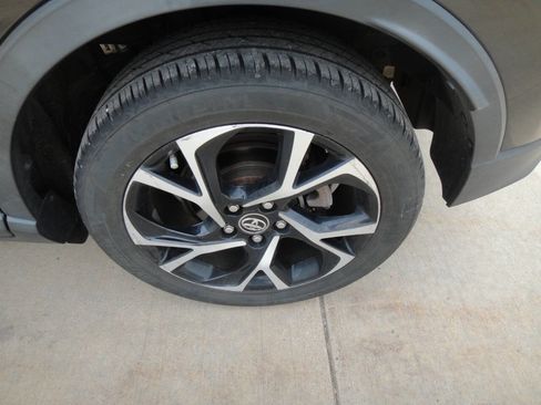 Used 2018 Toyota C-HR XLE image 19