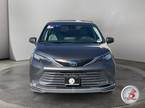 Used 2022 Toyota Sienna XLE image 2