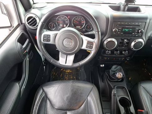 Used 2016 Jeep Wrangler Unlimited Rubicon image 11