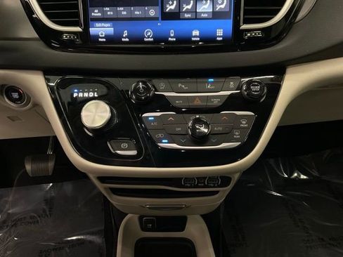 Used 2023 Chrysler Pacifica Touring-L FWD image 20