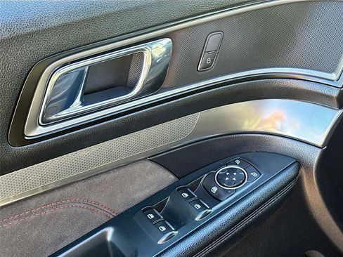 Used 2018 Ford Explorer XLT w/ Equipment Group 202A image 19