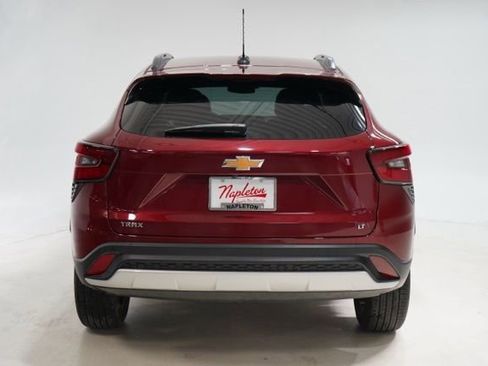 Used 2025 Chevrolet Trax LT FWD image 7