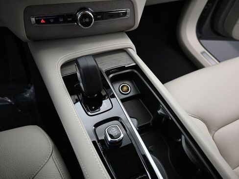 New 2025 Volvo XC90 T8 Plus w/ Protection Package Premier image 27