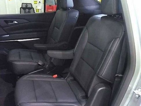 Used 2025 Chevrolet Traverse LT AWD/4WD image 16