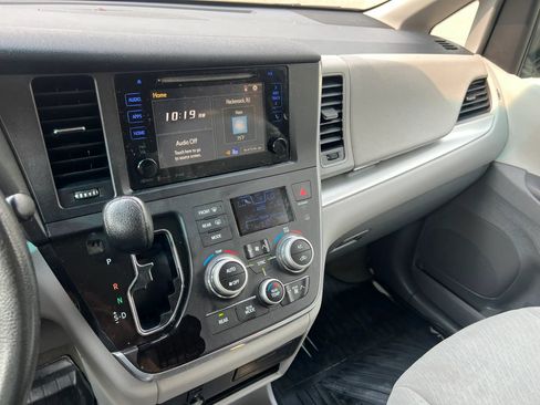 Used 2017 Toyota Sienna LE FWD image 23