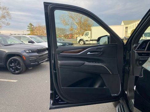 Used 2022 Cadillac Escalade ESV Luxury image 25