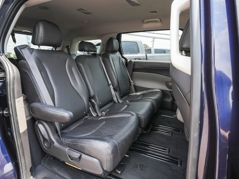 Used 2025 Kia Carnival FWD image 44