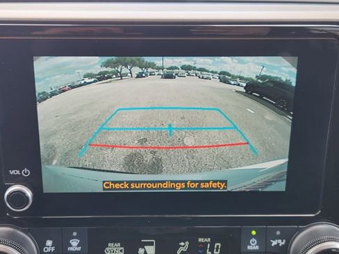 Used 2023 Toyota Highlander LE FWD image 13