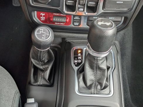 Used 2024 Jeep Wrangler Unlimited Rubicon w/ Convenience Group AWD/4WD image 22