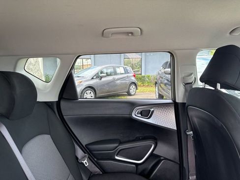 Used 2025 Kia Soul LX w/ LX Technology Package FWD image 14