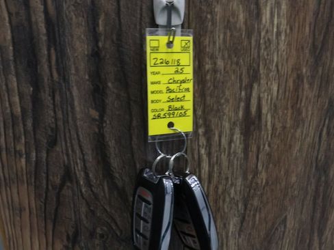 Used 2025 Chrysler Pacifica Select image 29