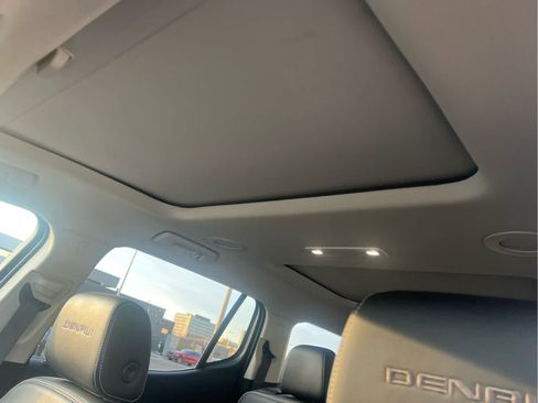 Used 2022 GMC Acadia Denali w/ Denali Ultimate Package image 7