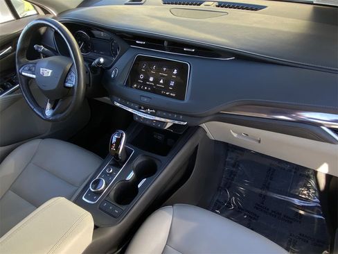 Used 2021 Cadillac XT4 Luxury w/ Cold Weather Package image 13