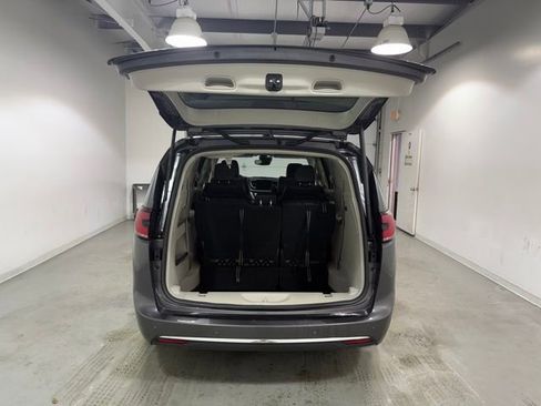 Used 2023 Chrysler Pacifica Touring-L image 7