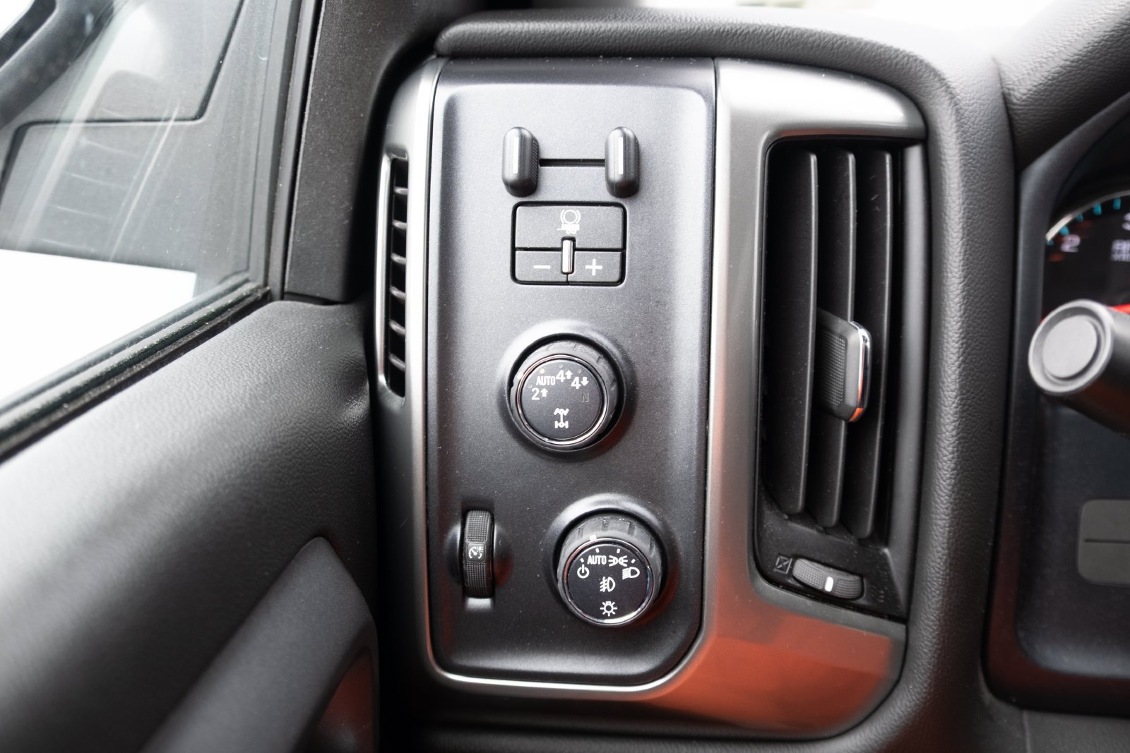 Used 2018 Chevrolet Silverado 1500 LT w/ All Star Edition AWD/4WD image 10