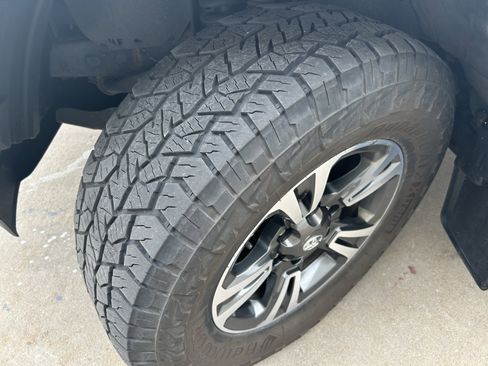 Used 2018 Toyota Tacoma TRD Sport AWD/4WD image 11