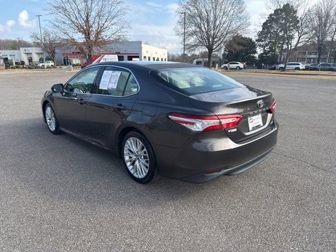 Used 2018 Toyota Camry XLE image 3