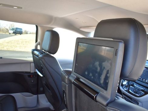 Used 2024 Chrysler Pacifica Touring-L w/ Uconnect Theater Family Group image 31