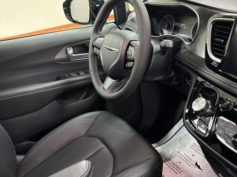 New 2026 Chrysler Pacifica Select image 26