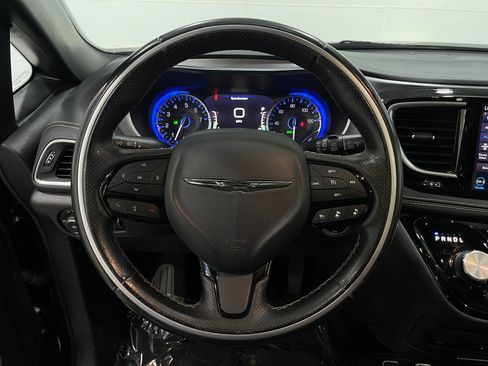 Used 2020 Chrysler Pacifica Limited w/ Advanced Safetytec Group FWD image 23