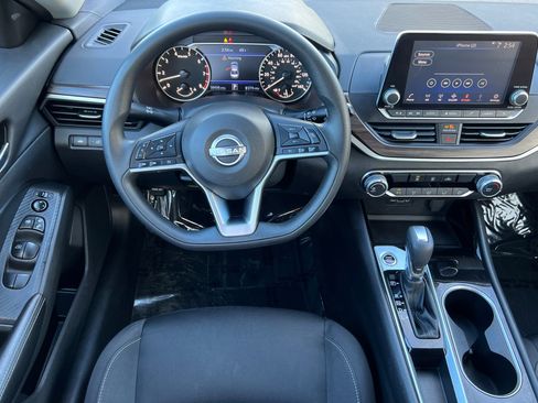Used 2024 Nissan Altima 2.5 SV image 13