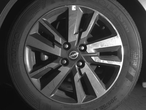 Used 2025 Nissan Versa SV image 12