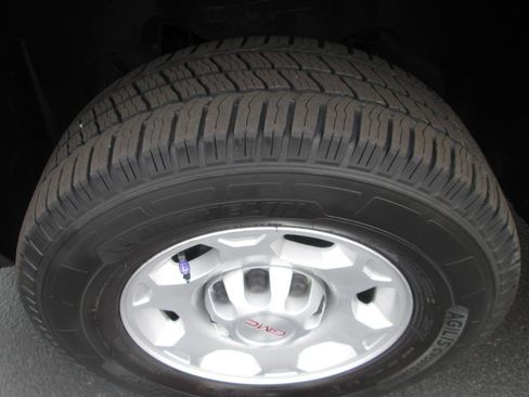 Used 2008 GMC Sierra 2500 SLT w/ Z71 Off-Road Package image 17