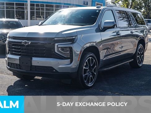 Used 2025 Chevrolet Suburban RST image 5