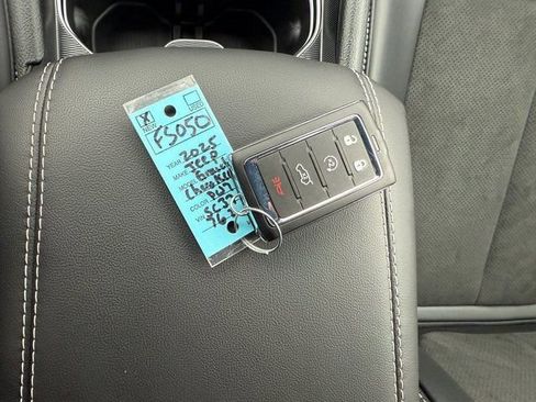 New 2025 Jeep Grand Cherokee Laredo image 31