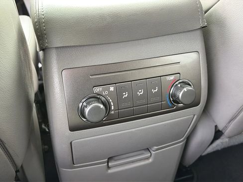 Used 2011 Toyota Highlander SE image 16