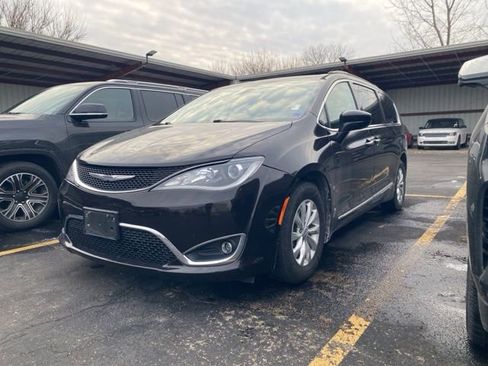 Used 2017 Chrysler Pacifica Touring-L image 16