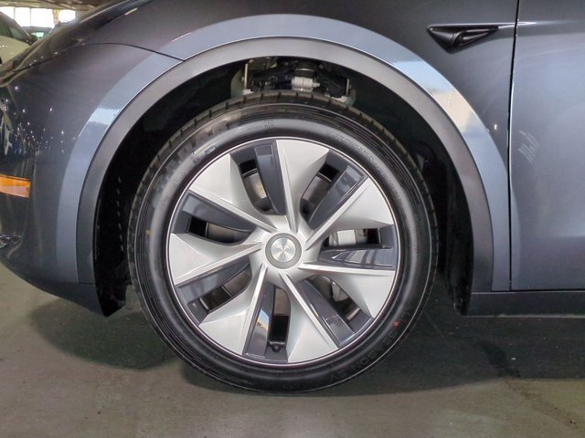 Used 2023 Tesla Model Y Long Range AWD/4WD image 24