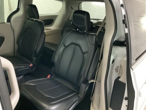 Used 2024 Chrysler Pacifica Touring-L FWD image 18