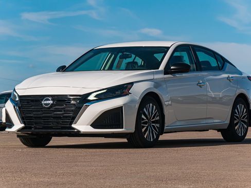 Certified 2024 Nissan Altima 2.5 SV image 4