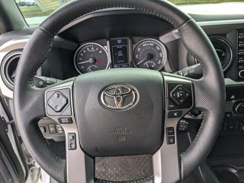 Used 2021 Toyota Tacoma Limited image 30