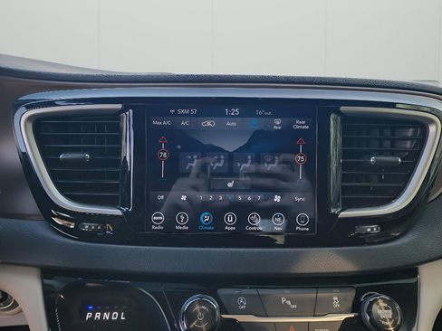 Used 2018 Chrysler Pacifica Touring-L image 20